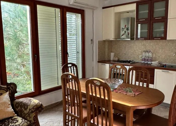 Gjiri I Lalezit 公寓